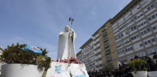 Pese a mejoría aun no hay fecha para que Papa Francisco sea dado de alta