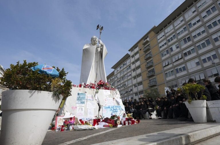 Pese a mejoría aun no hay fecha para que Papa Francisco sea dado de alta