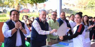 Entrega Alberto Islas equipo de cómputo a estudiantes de bachillerato.
