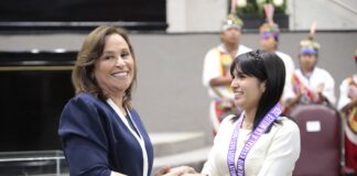 Gobernadora entrega el Premio Estatal a la Mujer a la mejor estudiante del mundo.