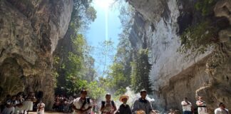Más de 4 mil personas celebran los Xochitlallis en la Cueva de las Golondrinas.
