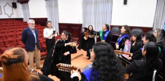 Recibe Alberto Islas a integrantes de la Tuna Femenil de la UV .