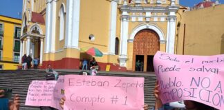 Protestan en Xalapa contra Ramírez Zepeta por imponer a una mujer como candidata en Ayahualulco