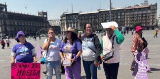Madres y hermanas de víctimas de feminicidio inician huelga de hambre en Palacio Nacional. Exigen ser recibidas por Sheinbaum.