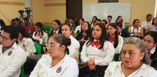 Agilizan la entrega de títulos profesionales a egresados de escuelas normales.