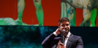 Pablo Alborán presenta nuevo tema en entrega de Medallas Andalucía .