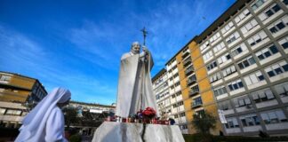 Estado clínico del Papa Francisco permanece estable, sin nuevos broncoespasmos.