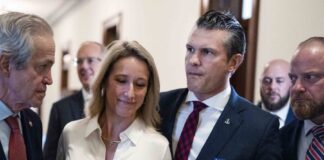 Acusan al secretario de defensa de EU de llevar a la esposa a reunión clasificada del Pentágono