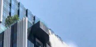 #YTúTeQuejas El terremoto agarró al lavador de ventanas en lo alto del edificio👇