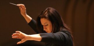 Simone Young, al frente de la OCNE con obras de Mozart y Szymanowski.