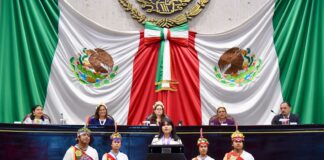 Entrega Congreso de Veracruz Premio Estatal de la Mujer a la mejor estudiante del mundo