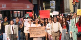 Artistas y agentes culturales marchan para protestar en contra de  fusión de SECTUR y SECVER.