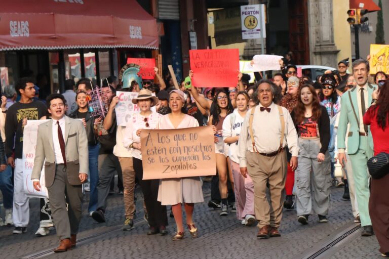 Artistas y agentes culturales marchan para protestar en contra de  fusión de SECTUR y SECVER.