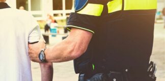 La DEA detiene a más de 100 migrantes en un club nocturno de Colorado.