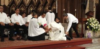 #Video: Arzobispo de Xalapa lava y besa los pies de representantes de los apostóles.