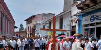 Protección Civil de Xalapa acompaña a procesiones de Semana Santa.
