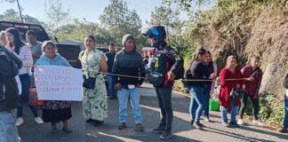 Habitantes del Tlacolulan bloquearon carretera Xalapa-Tlacolulan para urgir apoyo de PC por un incendio
