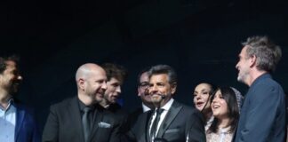 Eugenio Derbez y Manolo Caro triunfan en los Premios Aura 2025.