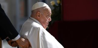 El Papa de sorpresa en San Pedro para rezar ante la tumba de San Pío X.