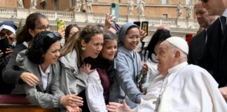 «Feliz Domingo de Ramos y Feliz Semana Santa» expresa el Papa en visita sorpresa en Plaza San Pedro .