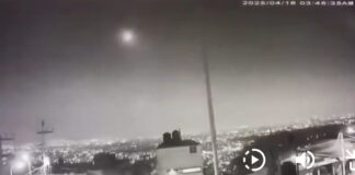 Un meteorito explota sobre el Valle de México y despierta a sus habitantes..