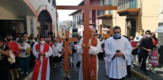 Arzobispo de Xalapa encabeza Vía Crucis en la Capital del Estado.