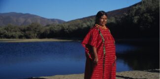 El día del huipil: Mujeres, guardianas de identidad contra el extractivismo de sus bordados.