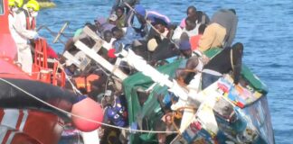 Siete personas muertas tras volcarse embarcación con más de 100 migrantes en España