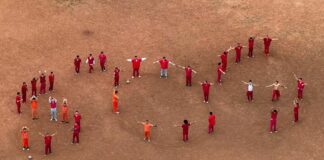 Lanzan un SOS hombres en el patio del centro de detención de Bluebonnet, en Anson