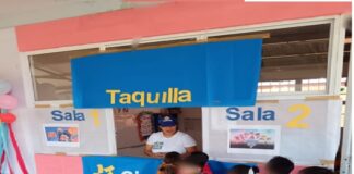 Maestras del Triunfo en municipio de #Ayahualulco llevan el cine al salón de clases.