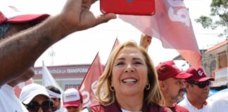 Bertha Ahued Malpica recorre el tianguis de la colonia Carranza.