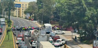 Sindicatos magisteriales y madres de familia bloquean Lázaro Cárdenas