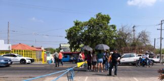 Por pésimo servicio de CFE habitantes de Emiliano Zapata bloquean la Xalapa-Veracruz .