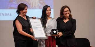 Otorgan Medalla Bellas Artes 2025 a maestra Elena de la Luz Ramírez, referente del Son Jarocho