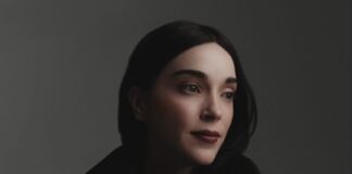 St. Vincent y Mon Laferte reinventan en un dueto bilingüe “Tiempos Violentos”.