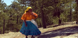 Mujeres rarámuris desplazadas de la Sierra Tarahumara a un año de ganar amparo.