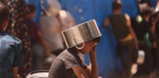 Niñez desnutrida en Gaza afrontan ahora la muerte por falta de agua .