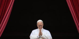 León XIV llama a la paz en Ucrania y Gaza en su primer rezo mariano.