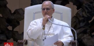 León XIV pide a periodistas una “comunicación desarmada y desarmante”.