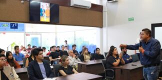 Román Moreno dialoga con estudiantes de la Universidad Anáhuac.