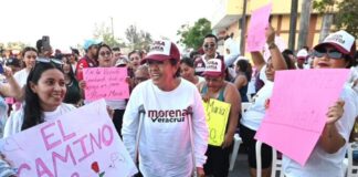 Rosa María recorre colonias más necesitadas de Veracruz.