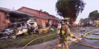 Al menos seis fallecidos deja impacto de avioneta contra vecindario de San Diego.