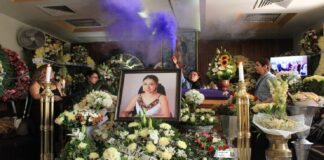 Con agua florida, un manto y humo morado, despidieron a Sandra Domínguez.