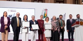 Presidenta entregó reconocimientos a enfermeras en su día.