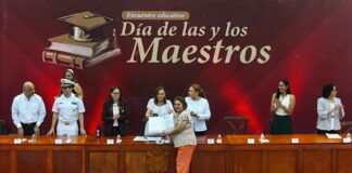 Veracruz reconoce a quienes enseñan no solo con libros, sino con el ejemplo .