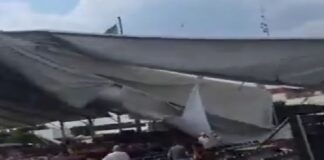 Colapsa estructura en la feria del libro en explanada de Palacio Municipal de Neza.