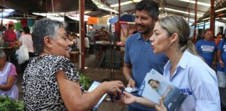 Eduardo Rivera y Maribel recorren el Mercado Leysegui en Xalapa