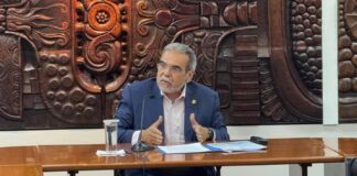 El rector que quedó a deber