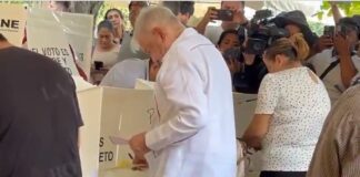 Reaparece López Obrador con acordeón para votar en Palenque Chiapas