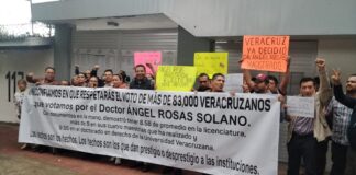 Candidato a magistrado federal Ángel Rosas protesta ante el INE para que se respeten los votos que obtuvo.